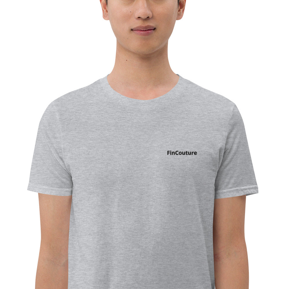 Hellgraues FinCouture Logo T‑Shirt als minimalistisches Finance Basic für Banking und Consulting.