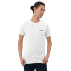 Weißes FinCouture Logo T‑Shirt als minimalistisches Finance Basic für Banking und Consulting