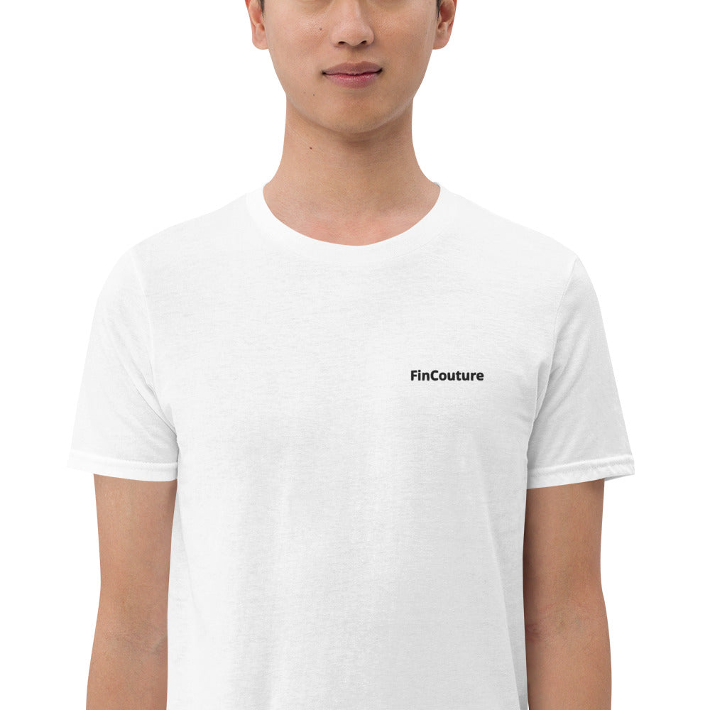 Weißes FinCouture Logo T‑Shirt als minimalistisches Finance Basic für Banking und Consulting.