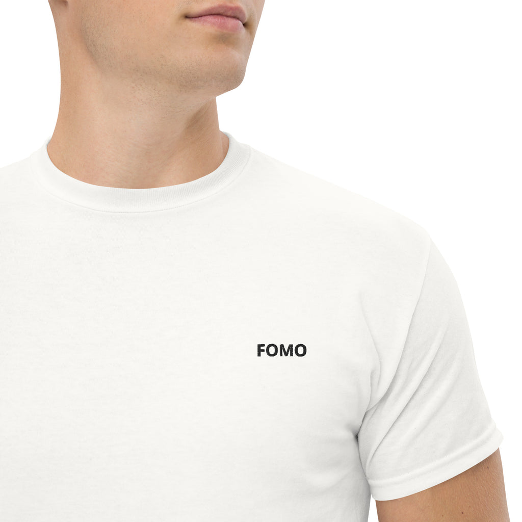 Weißes Unisex FOMO T‑Shirt für Trader, Investoren und Krypto-Fans