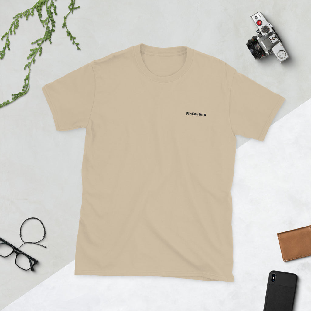Beige FinCouture Logo T‑Shirt als minimalistisches Finance Basic für Banking und Consulting.