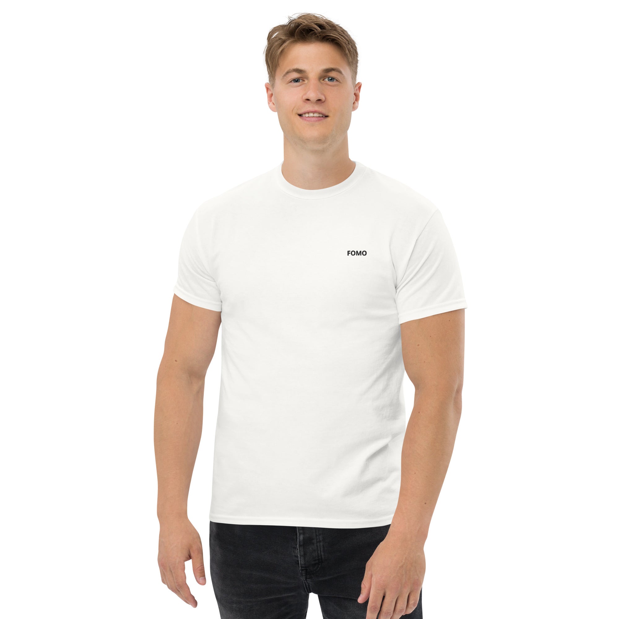Weißes Unisex FOMO T‑Shirt für Trader, Investoren und Krypto-Fans.